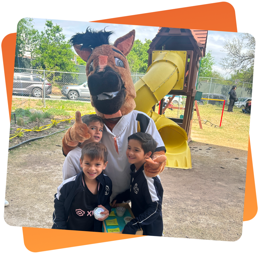 niños en las areas externas del colegio